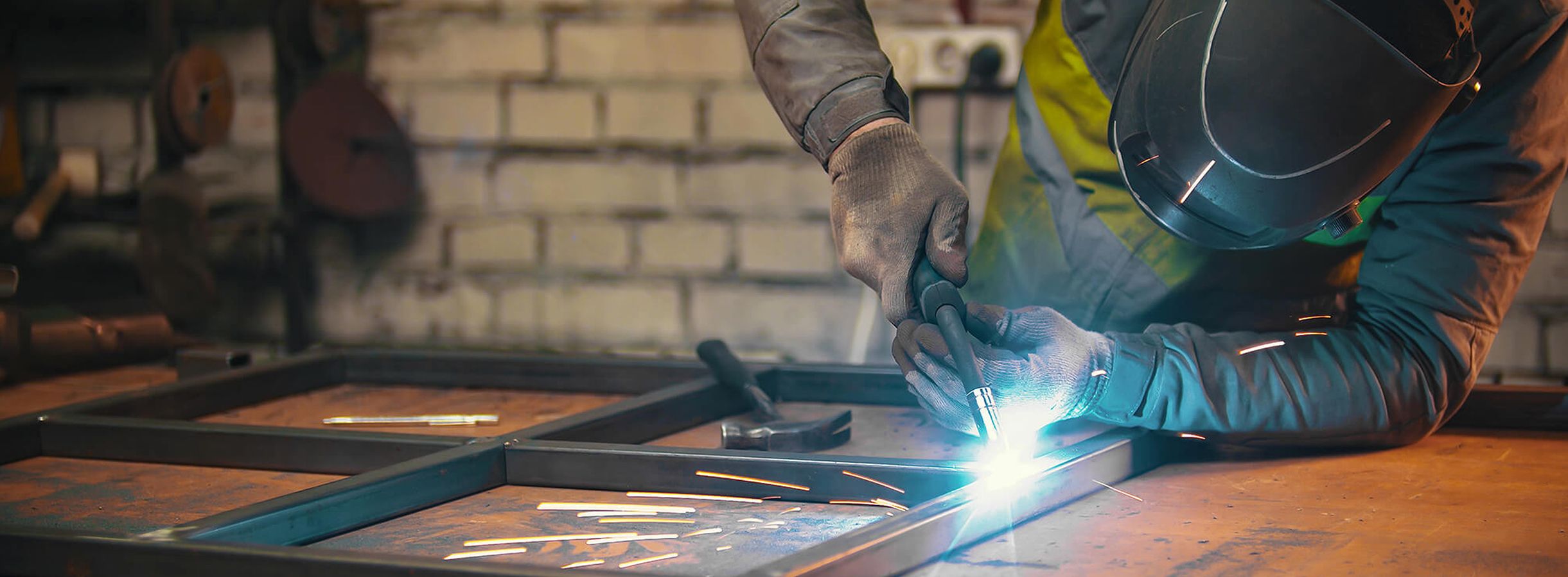 Schweißarbeiten an einer Metallkonstruktion